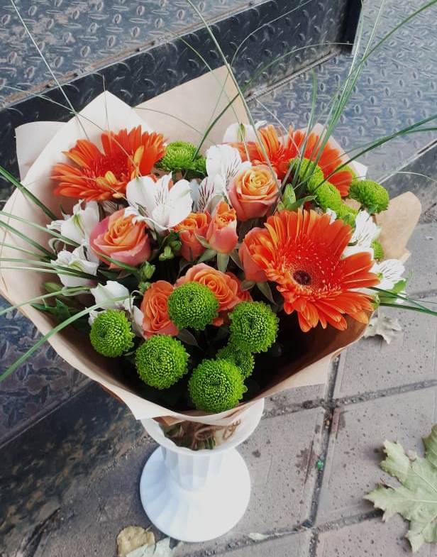 Букет цветов из: Герберы, Хризантемы, Альстромерии и Розы в Чике