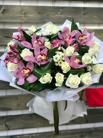 Букет цветов из: Розы и Хризантемы в Чике