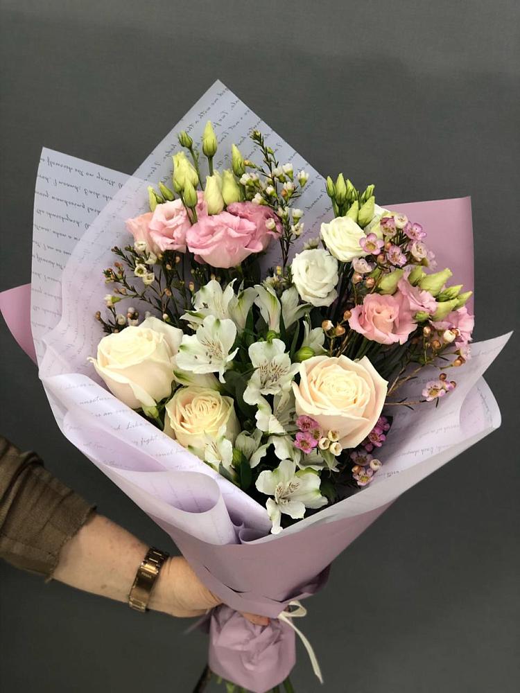 Букет цветов из: Альстромерии, Розы и Лизиантусы в Чике