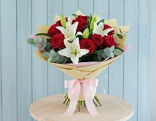 Букет цветов из:  Лилии и Розы в Чике