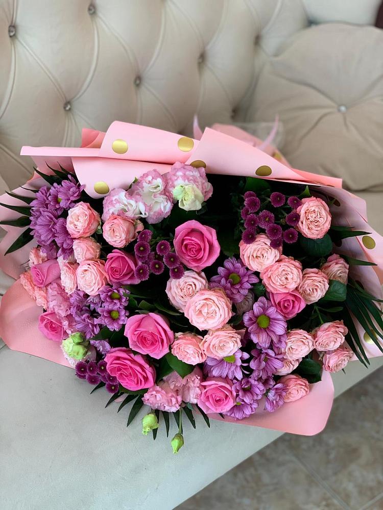 Букет цветов из: Хризантемы, Розы и Лизиантусы в Чике