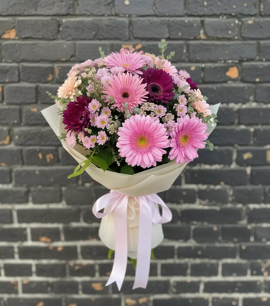 Букет цветов из: Герберы и Хризантемы в Чике