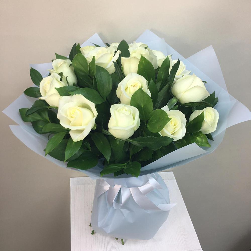 Букет 15 Белых роз Проуд в Чике