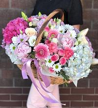 Композиция солнечный день в Чике Цветочная композиция из Розы, Хризантемы, Пионы и Лизиантусы в корзине в Чике