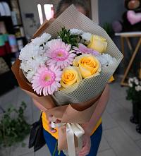 Букет цветов из:  Герберы, Розы и Хризантемы в Чике