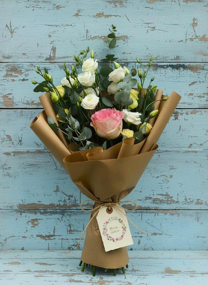 Букет цветов из: Розы и Лизиантусы в Чике