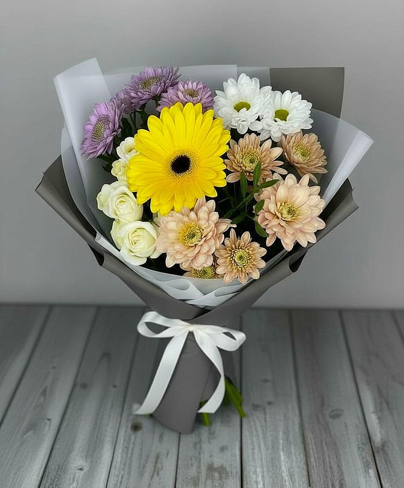 Букет цветов из: Розы, Герберы и Хризантемы в Чике