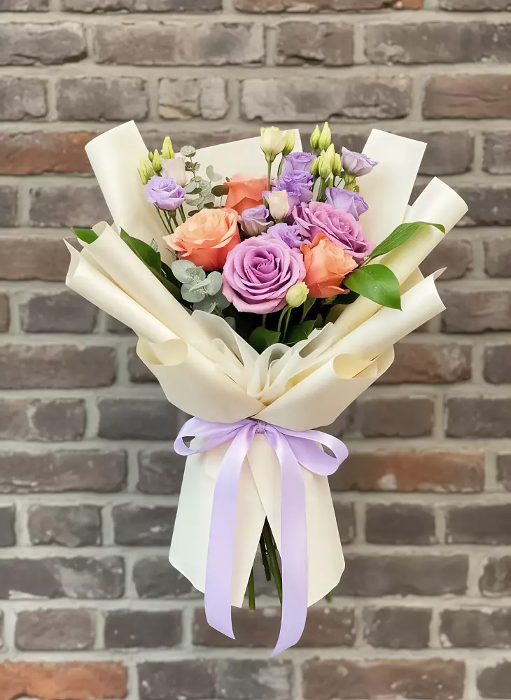 Букет цветов из: Лизиантусы и Розы в Чике