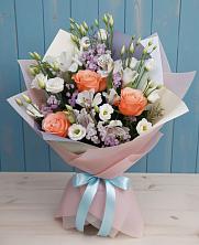 Букет цветов из:  Лизиантусы, Розы, Альстромерии и Гипсофила в Чике