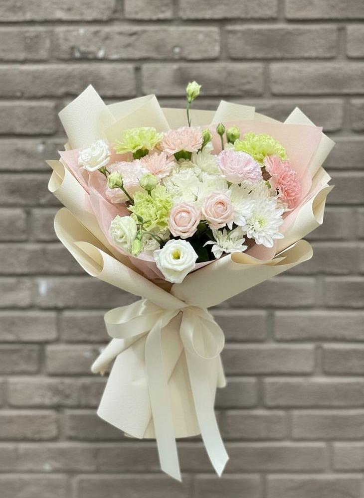 Букет цветов из: Гвоздики, Розы, Лизиантусы и Хризантемы в Чике