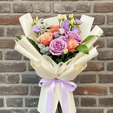 Букет цветов из:  Лизиантусы и Розы в Чике