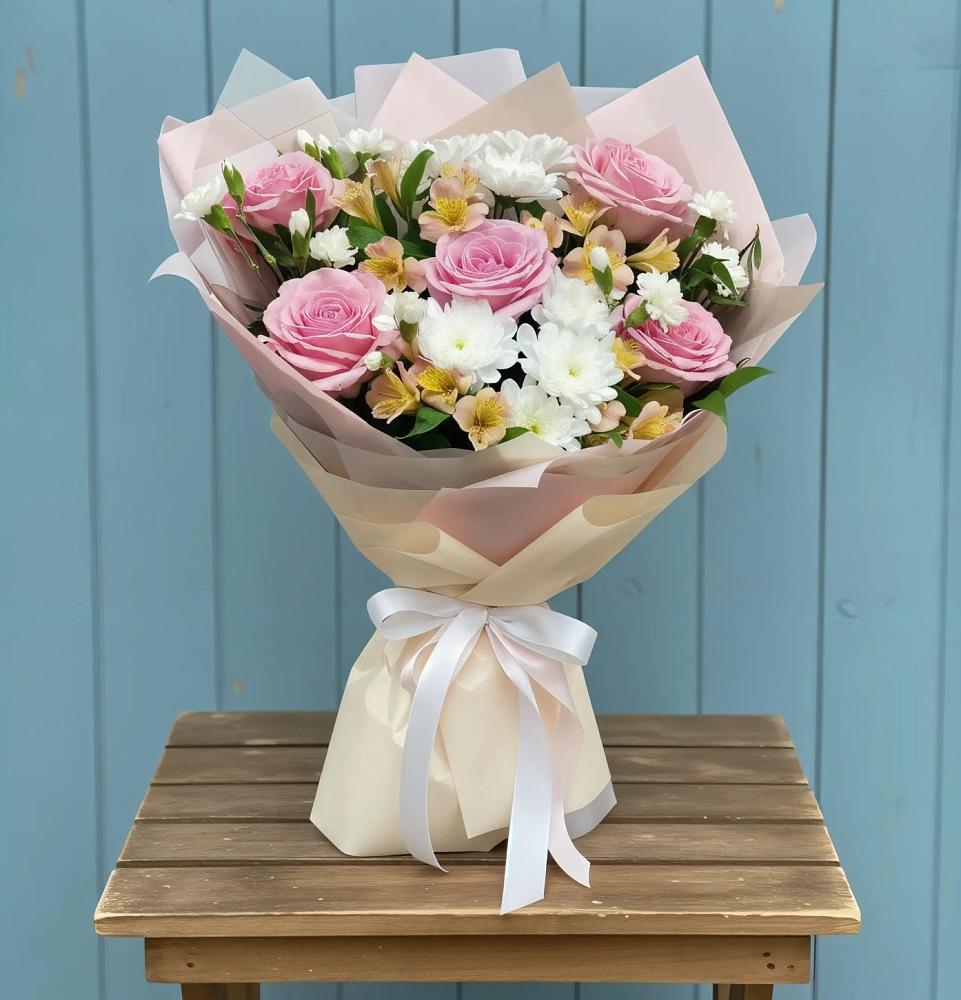 Букет цветов из: Гвоздики, Орхидеи и Розы в Чике