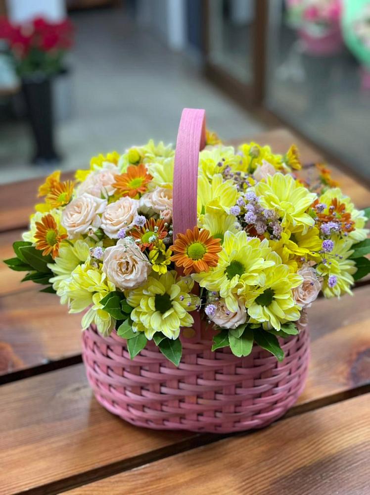 Цветочная композиция из Хризантемы и Розы в корзине в Чике