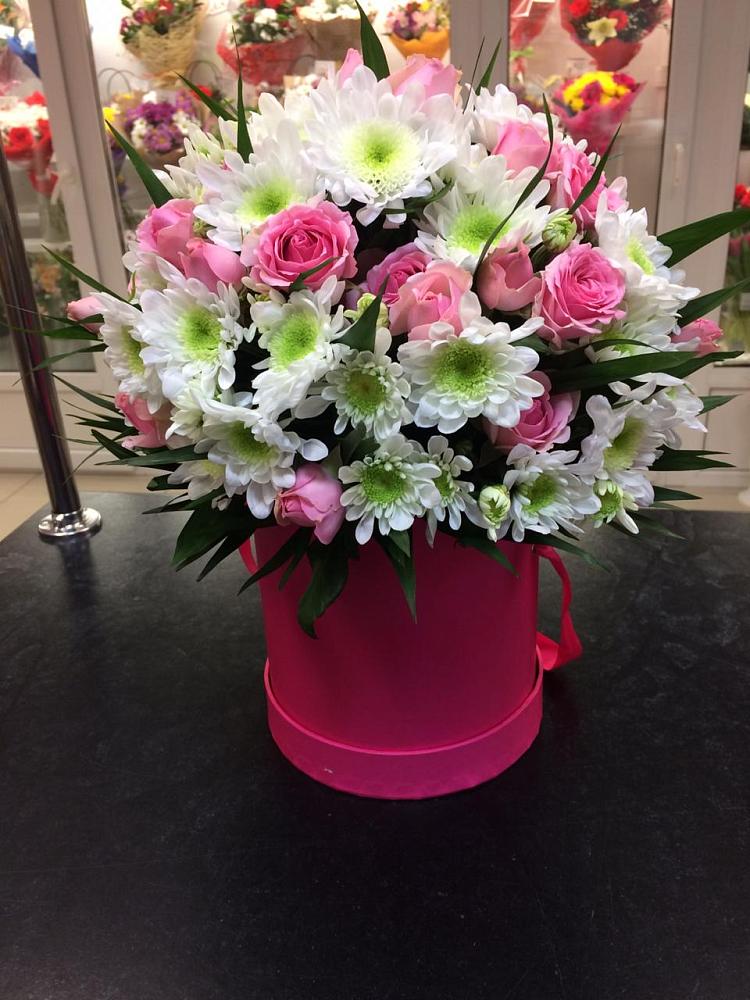 Цветочная композиция из Розы и Хризантемы в шляпной коробке в Чике