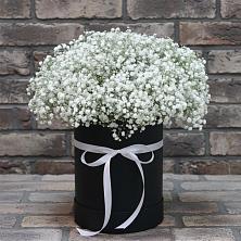 Цветочная композиция из Гипсофила в шляпной коробке в Чике