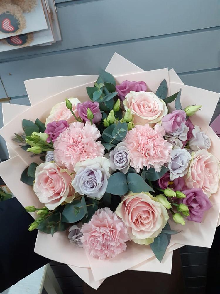 Букет цветов из: Розы, Гвоздики и Лизиантусы в Чике