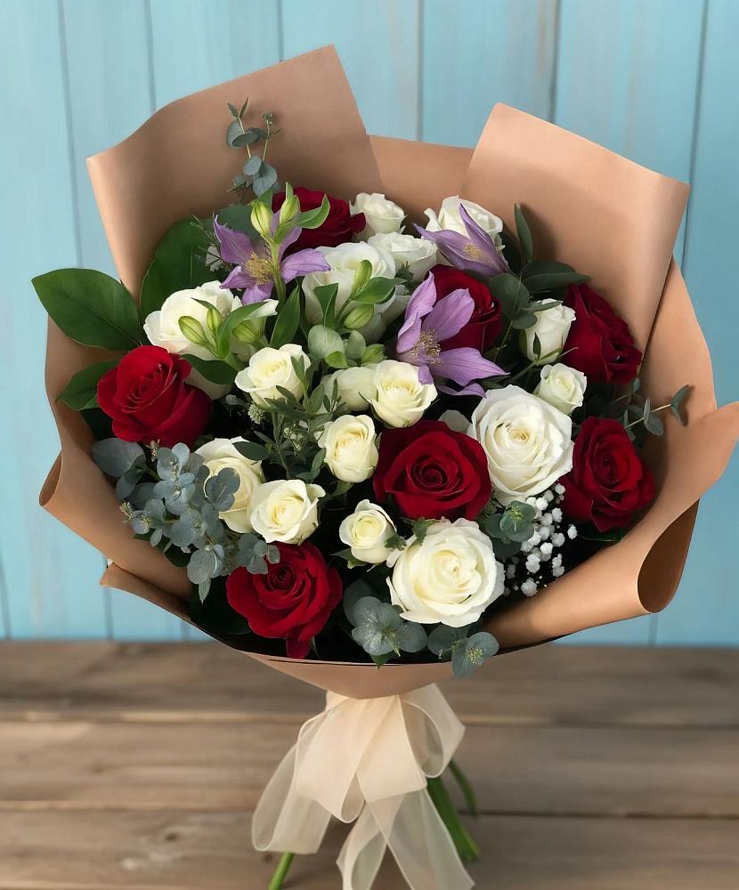 Букет цветов из: Розы и Альстромерии в Чике