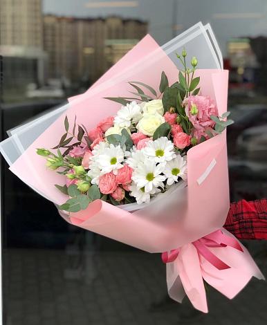 Букет цветов из: Розы, Лизиантусы и Хризантемы в Чике
