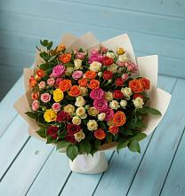 Букет Микс из разноцветных кустовых роз в Чике