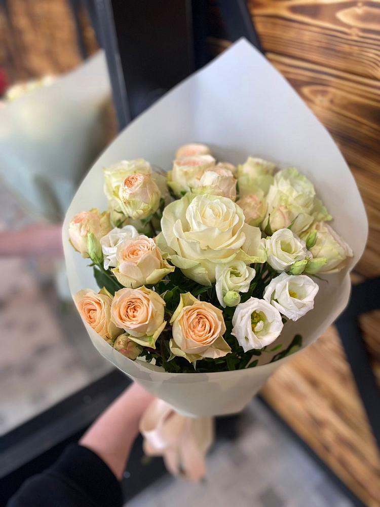 Букет цветов из: Розы и Лизиантусы в Чике